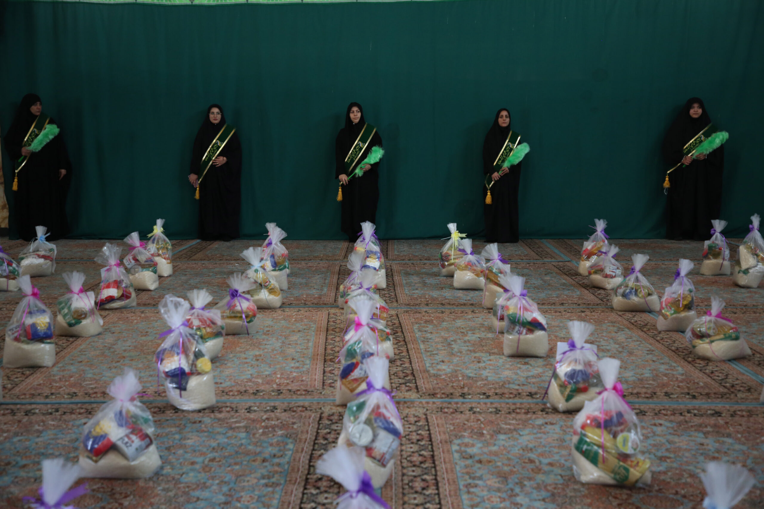آغاز رزمایش کرامت با اهدای ۱۵۰۰ سبد کالا در مسجد مقدس جمکران
