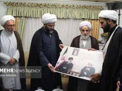 دیدار حجت الاسلام قمی با خانواده آیت الله سلیمانی