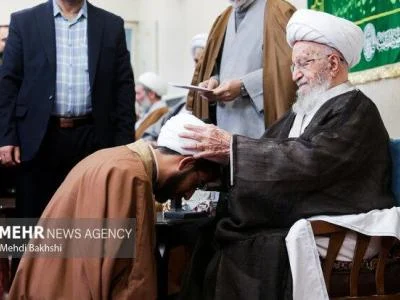 مراسم عمامه گذاری جمعی از طلاب توسط آیت الله مکارم برگزار شد