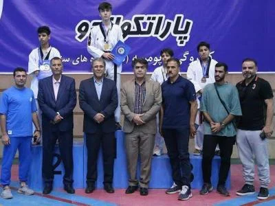 نشان برنز پاراتکواندو کشور بر گردن تکواندوکار قمی