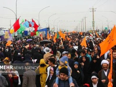 شادپیمایی ۷ کیلومتری قمی ها از حرم تا جمکران در روز عید غدیر