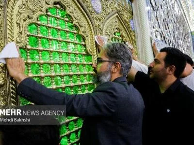 غبارروبی حرم بانوی کرامت توسط خبرنگاران استان قم