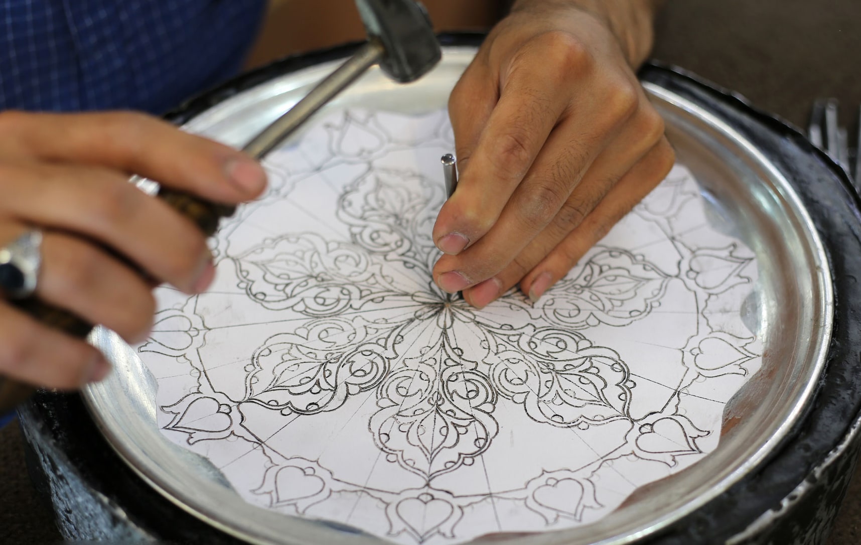 روایتی از دست‌های هنرمندی که با قلم‌زنی به جامدات جان می‌دهند