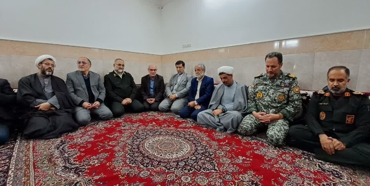 حضور مدیران استان قم در منزل شهدای حمله رژیم صهیونیستی به دمشق