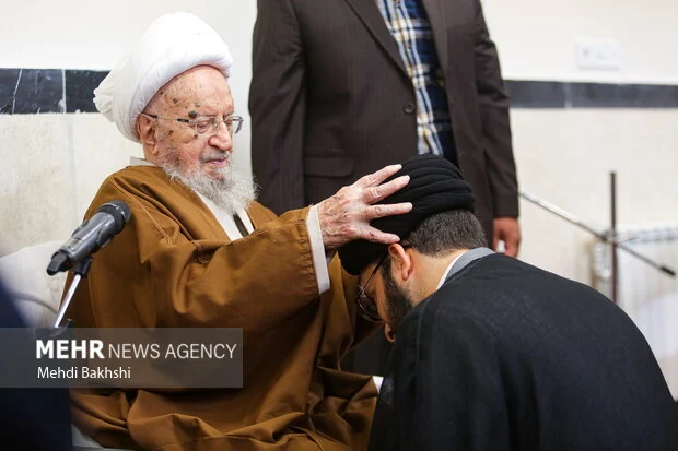 جمعی از طلاب حوزه علمیه قم به لباس روحانیت ملبس شدند