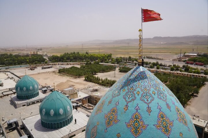 اهتزاز پرچم سرخ انتقام برفراز گنبد فیروزه ای جمکران