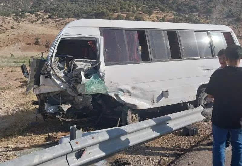 واژگونی ۳ دستگاه اتوبوس و مینی‌بوس در قم ۳۶ مصدوم برجا گذاشت