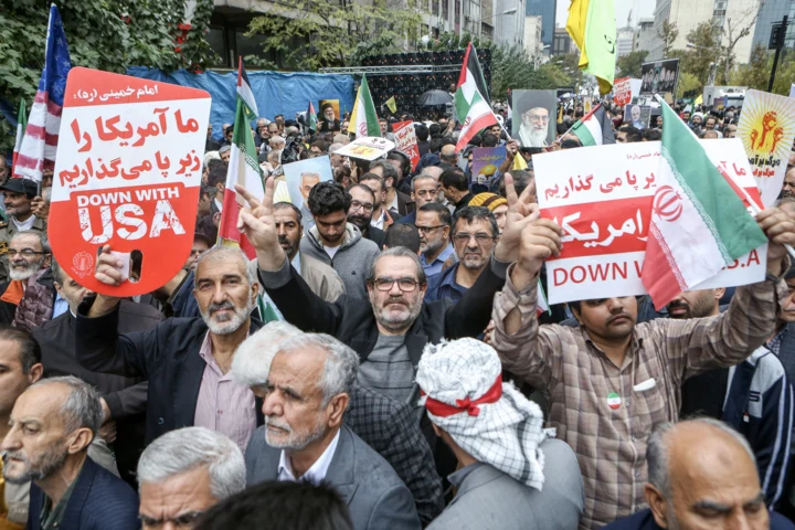 راهپیمایان ۱۳ آبان در قم انزجار خود را از استکبار جهانی به نمایش گذاشتند
