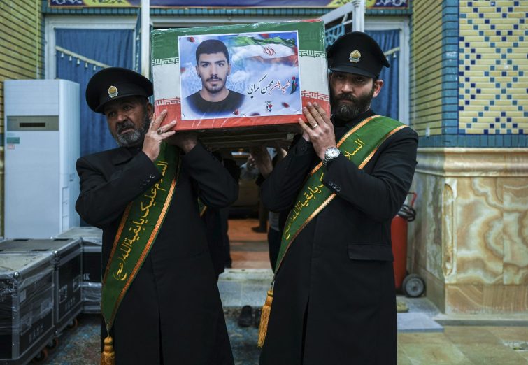 زائران جمکران پیکر بسیجی شهید محسن گرایی را بدرقه کردند