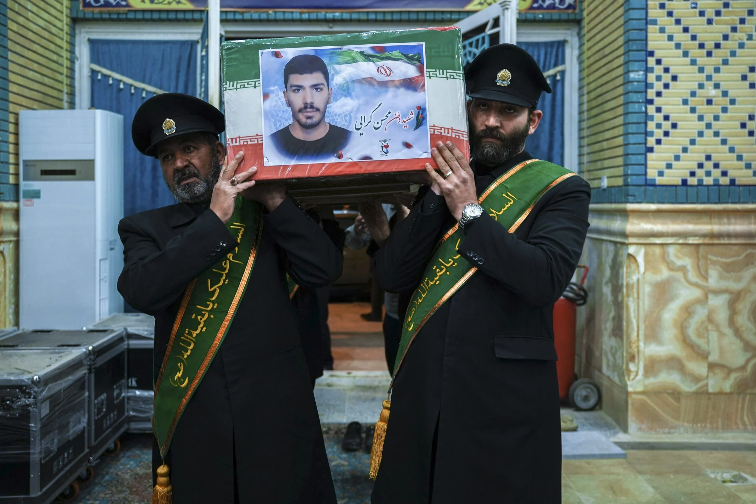 زائران جمکران پیکر بسیجی شهید محسن گرایی را بدرقه کردند