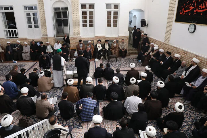 حضور مراجع، علما، مسئولان و اقشار مردم قم در بیت آیت‌الله شبیری‌زنجانی