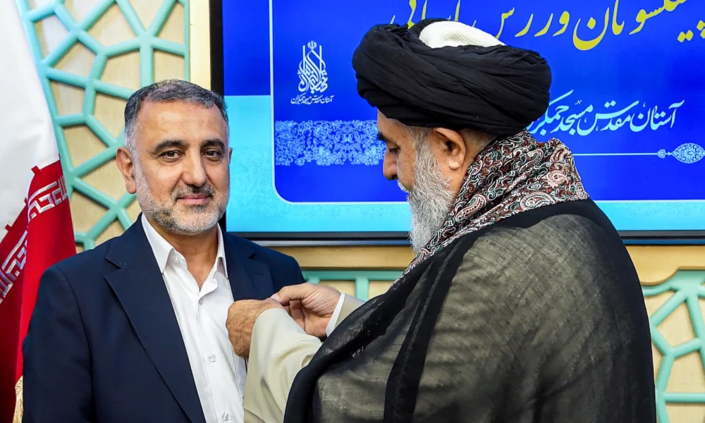 نشان خادمی افتخاری مسجد جمکران به رئیس فدراسیون ورزش‌های زورخانه‌ای اهدا شد